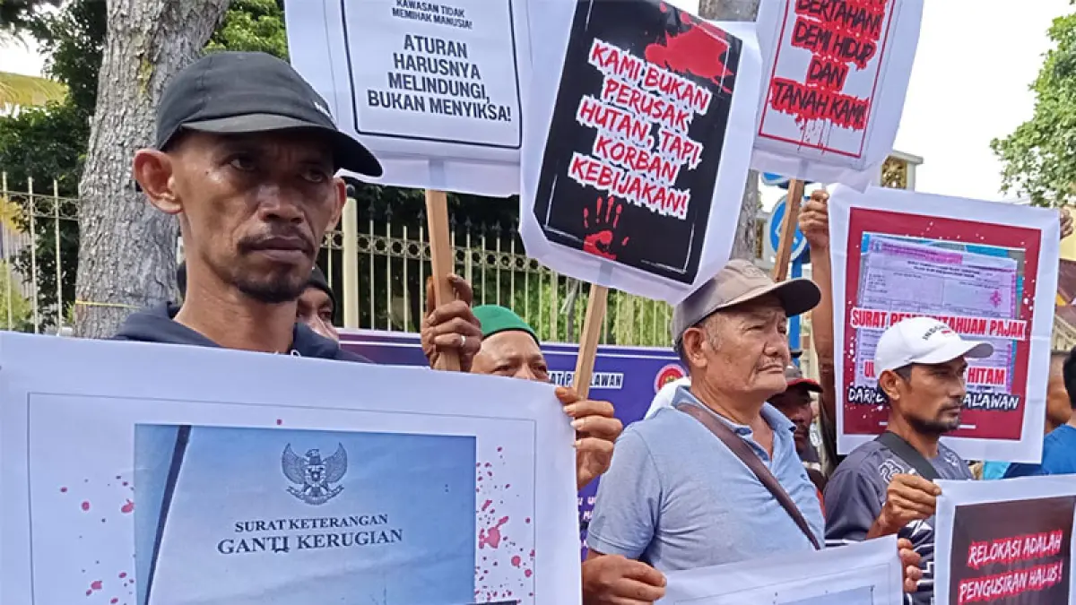 Demo masyarakat TNTN yang menolak direlokasi, saat gelar aksi di samping Kantor Gubernur Riau, Pekanbaru, Senin (13/4). MHD AKHWAN/RIAUPOS