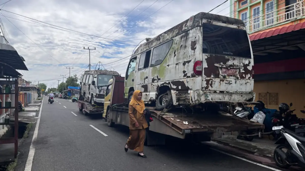 Dua unit ambulans bekas RSUD Kepulauan Meranti yang berhasil terjual dalam Lelang Terbuka Barang Milik Daerah dengan nilai Rp 20 juta Lewat KPLNL beberapa pekan sebelum ini. (Wira Saputra/Riaupos.co)