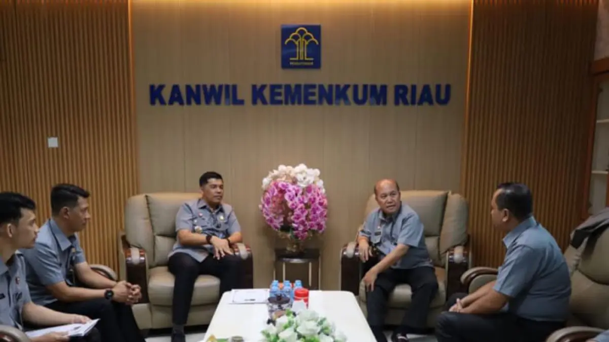 Kakanwil Kemenkum Riau Rudy Hendra Pakpahan dan Sekretaris Itjen Kemenkum Riau Hantor Situmorang (kanan depan) berdiskusi bersama jajarannya pada Senin (13/4/2026). (Humas Kanwil Kemenkum Riau untuk Riaupos.co)