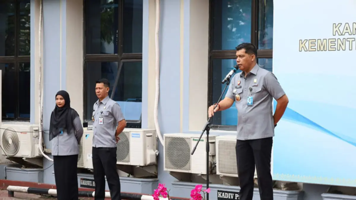 Kakanwil Kemenkum Riau Rudy Hendra Pakpahan memimpin apel pagi pada Senin (13/4/2026). ( Humas Kanwil Kemenkum Riau untuk Riaupos.co)