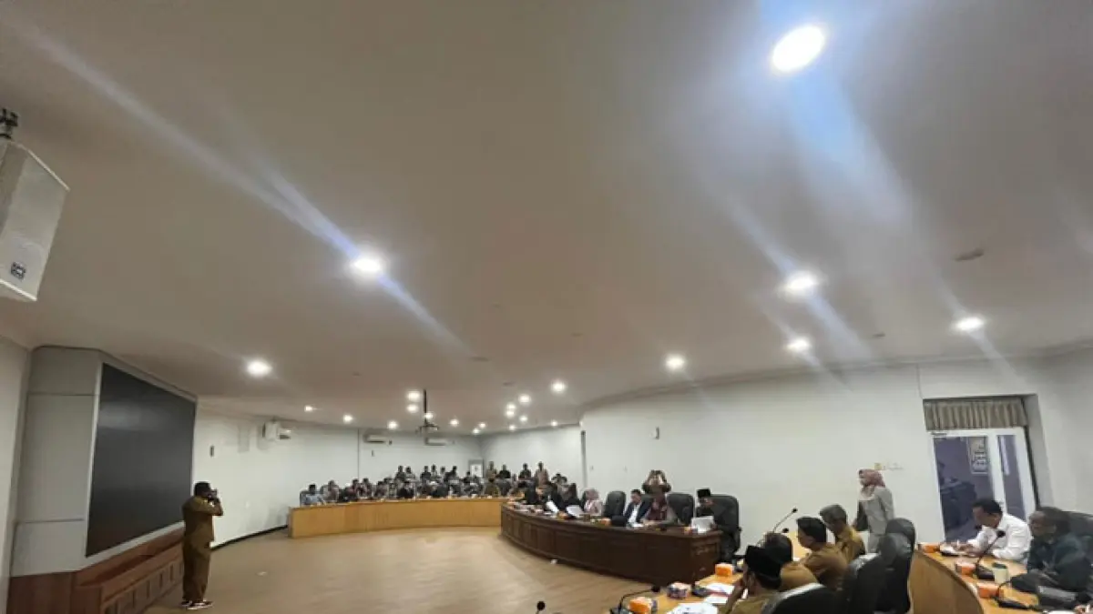 Ketua Komisi IV DPRD Kampar Agus Risna saat memimpin rapat dengar pendapat (RDP) bersama pihak perusahaan, pemerintah daerah, dan perwakilan masyarakat di ruang rapat Banggar DPRD Kampar, Senin (13/4/2026). (Kamaruddin/Riaupos.co)
