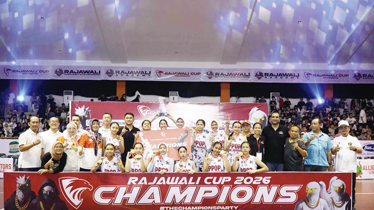 Ketua Pelaksana Rajawali Cup IV Juaris Firdaus foto bersama Champion Putri Turnamen Rajawali Cup IV 2026 SMAN Ragunan PPOP Jakarta di Gelanggang Olahraga Tribuana Pekanbaru, Ahad (12/4/2026). (EVAN GUNANZAR/RIAU POS)