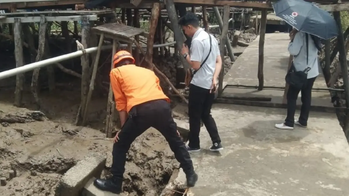 Kondisi salah satu jalan di Desa Tanah Merah, Kecamatan Tanah Merah, Kabupaten Inhil amblas akibat tanah terkikis air pasang surut baru-baru ini (Istimewa)