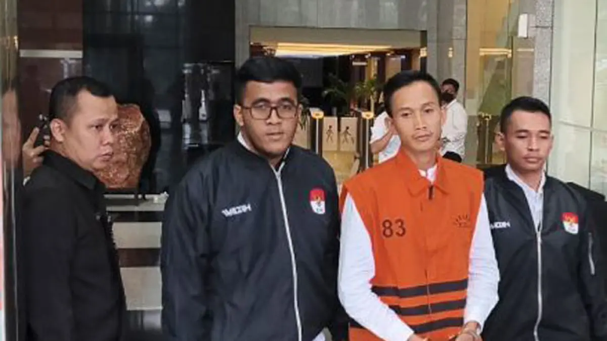 KPK tahan Marjani (MJN), ajudan Gubernur Riau nonaktif, Senin (13/4/2026). (Tangkapan layar Youtube)