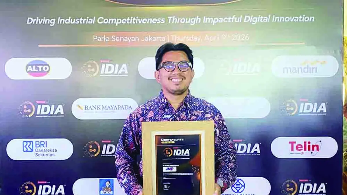 Media Communication Department Head JNE Kurnia Nugraha menunjukkan penghargaan Indonesia Digital Innovation Awards  yang diraih JNE, baru-baru ini. (JNE untuk Riau Pos)