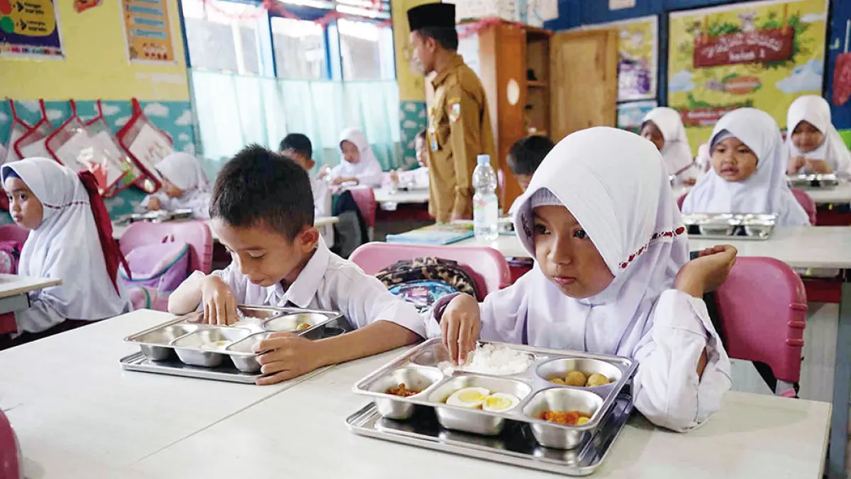 Murid menyantap menu Makan Bergizi Gratis di SDN 99 Pekanbaru, beberapa waktu lalu. (EVAN GUNANZAR)

