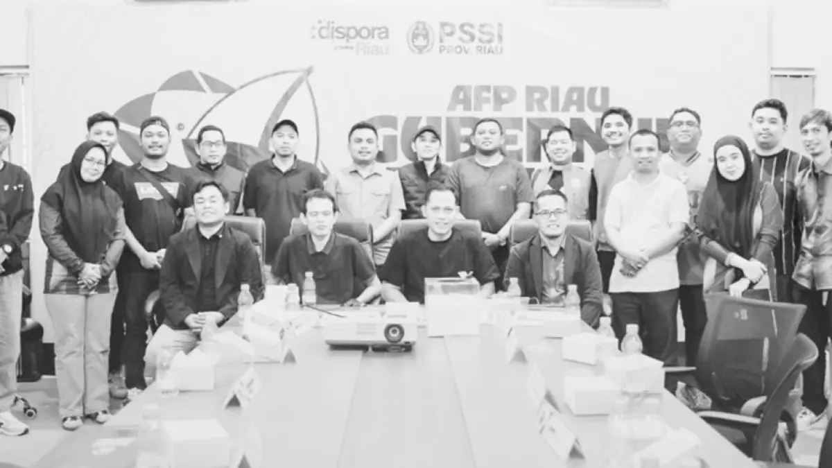 Panitia dan perwakilan peserta Kejuaraan Daerah (Kejurda) Futsal Piala Gubernur Riau 2026 foto bersama usai manager meeting di Ruang Rapat Asprov PSSI Riau, Jalan Pattimura, Pekanbaru, Sabtu (11/4/2026). (AFP Riau untuk Riau Pos)