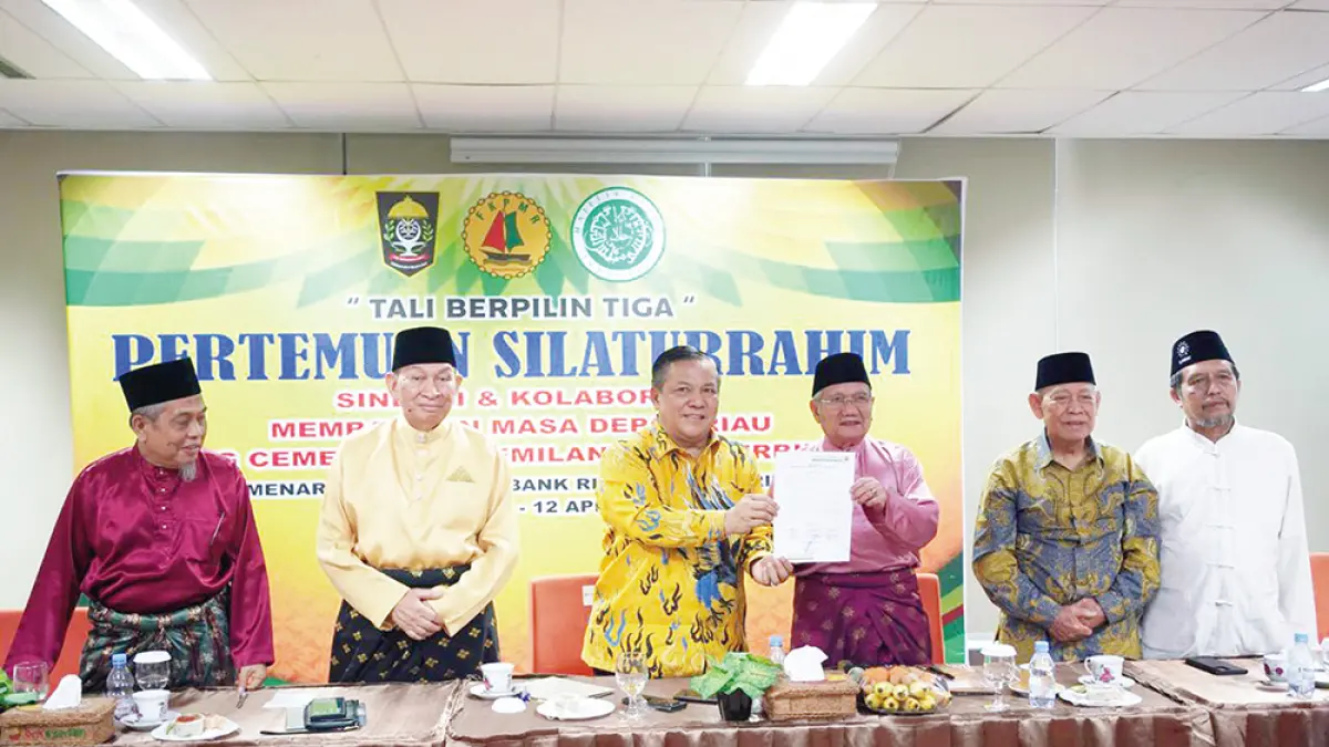 Pelaksana Tugas Gubernur Riau SF Hariyanto foto bersama usai melakukan diskusi dengan para tokoh Provinsi Riau di Pekanbaru, Ahad (12/4/2026). (Diskominfotik Riau&nbsp;untuk Riau Pos)