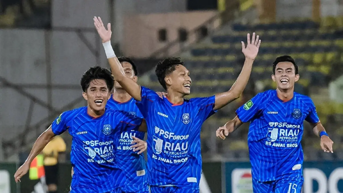 Pemain PSPS Azir Azis (dua kanan) bersama rekannya melakukan selebrasi usai mencetak gol ke gawang Persikad Depok di Stadion Kaharuddin Nasution, Ahad (12/4/2026). (EVAN GUNANZAR)