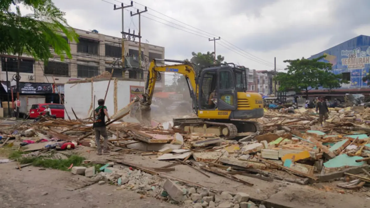 Pembongkaran bangunan depan Pasar Rakyat Palapa Jalan Durian Pekanbaru, Senin (13/4/2026). Kawasan ini rencananya akan dilakukan revitalisasi dan diubah menjadi taman dan parkiran. (Evan Gunanzar/Riau Pos)
