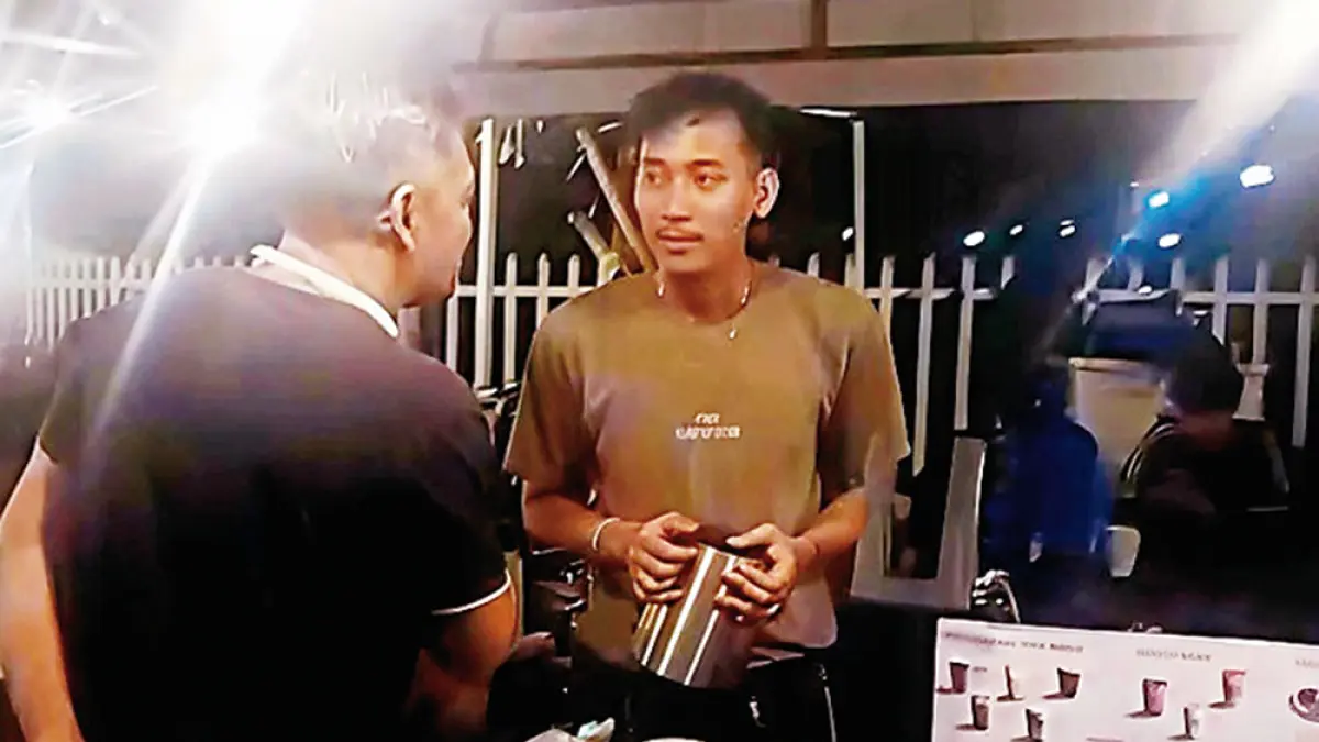 Petugas Satpol PP Pekanbaru memberikan teguran kepada pedagang di kuliner malam, Jalan Cut Nyak Dhien, Sabtu (11/4/2026) malam. (satpol pp pekanbaru)
