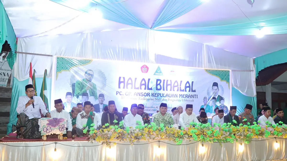 Pimpinan Cabang GP Ansor Kepulauan Meranti, Muttaqin menyampaikan sambutan dalam acara halalbihalal di  Pondok Pesantren Al-Husna, Desa Mantiasa, Kecamatan Tebingtinggi Barat, Sabtu (11/4/2026). (gp ansor meranti untuk riau pos)