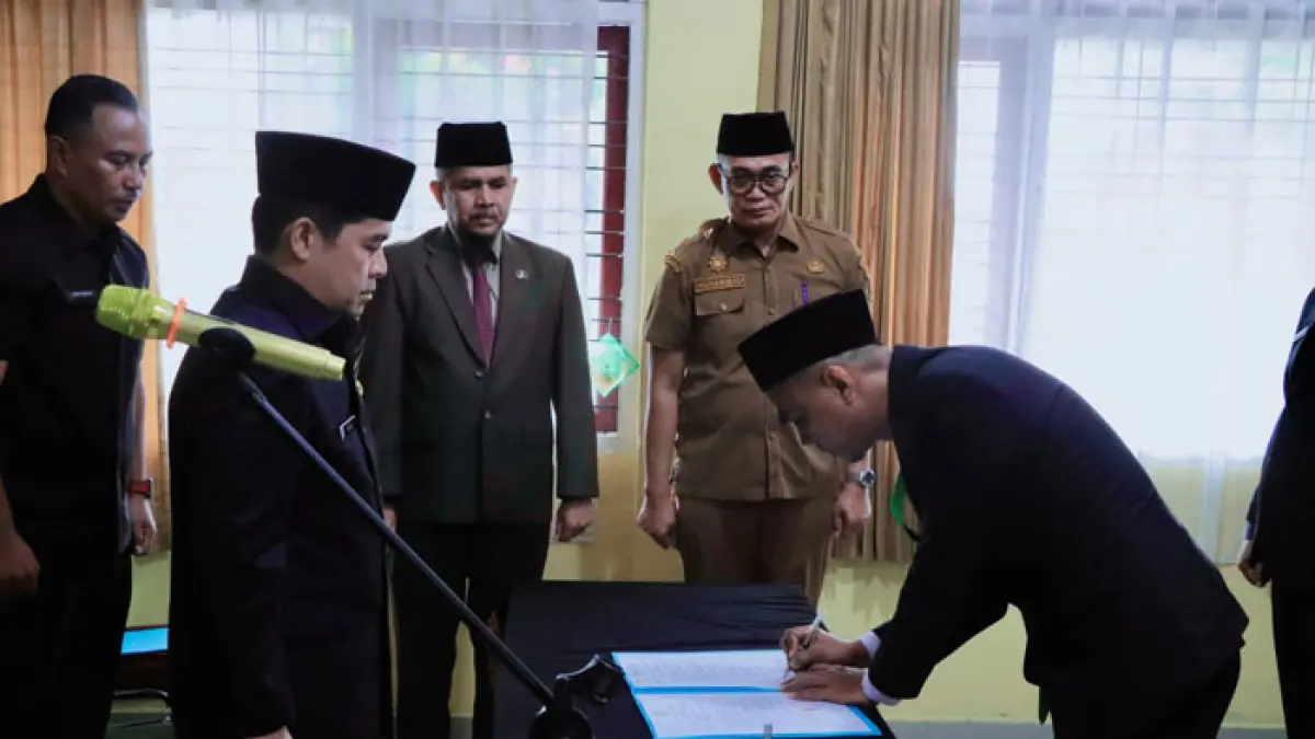 Pj Sekda Kampar Ardi Mardiansyah melantik dan mengambil sumpah jabatan 5 pejabat administrator dan pengawas di aula Kantor BKPSDM Kampar, Senin (13/4/2026). (Diskominfo Kampar untuk Riaupos.co)