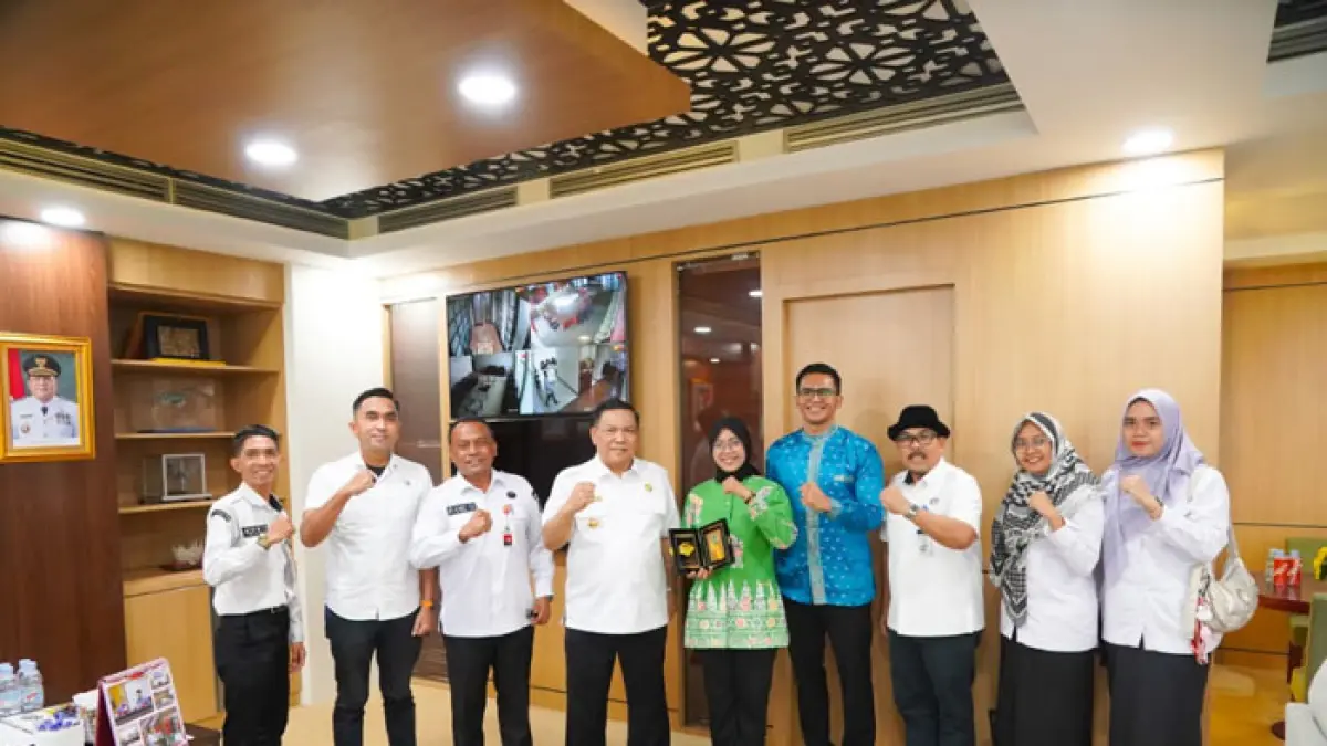 Peserta PPAN asal Riau Friska Alamanda (tengah) didampingi Kadispora Riau Yurnalis Basri (tiga kiri) dan  Kabid Layanan Kepemudaan Helfandi (tiga kanan) foto bersama Plt Gubernur Riau SF Hariyanto (empat kiri) saat silaturahmi sebelum ke Jepang, beberapa waktu lalu. (Dok Dispora Riau)