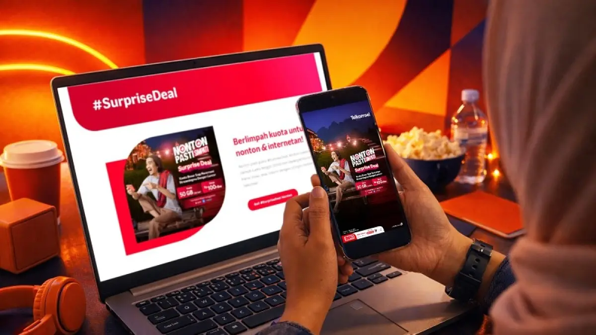 Salah seorang pelannggan Telkomsel saat melihat promo Simpati Surprise Deal, Senin (13/4/2026).(Telkomsel)