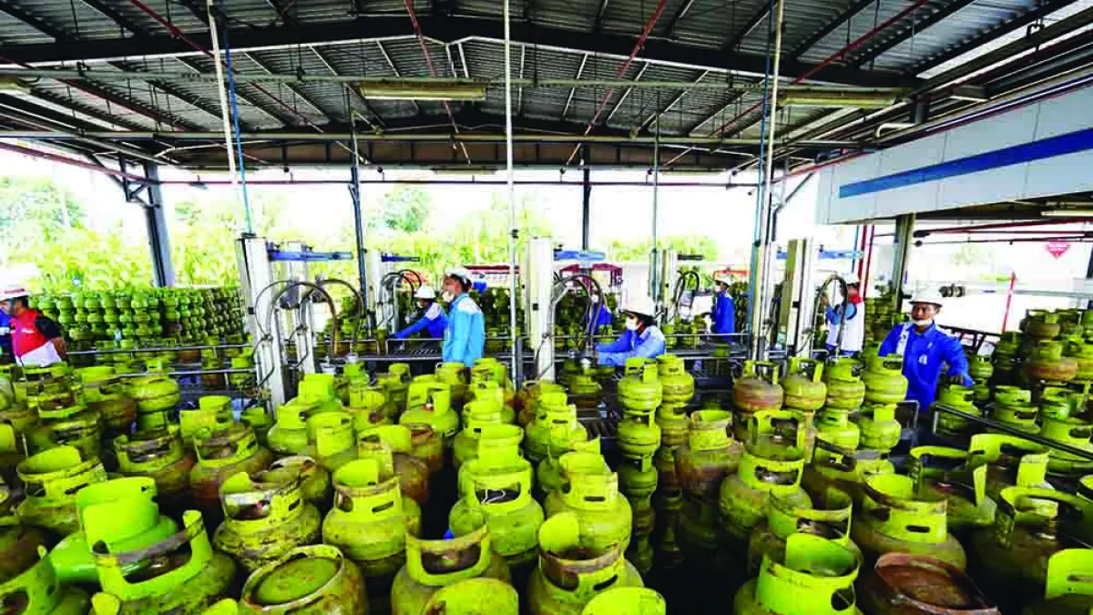 Sejumlah pegawai Pertamina Patra Niaga Regional Sumatera Bagian Utara sedang menyiapkan tabung elpiji 3 Kg yang akan disalurkan ke Kabupaten Kepulauan Meranti, baru-baru ini. (Pertamina Patra Niaga untuk Riau Pos)