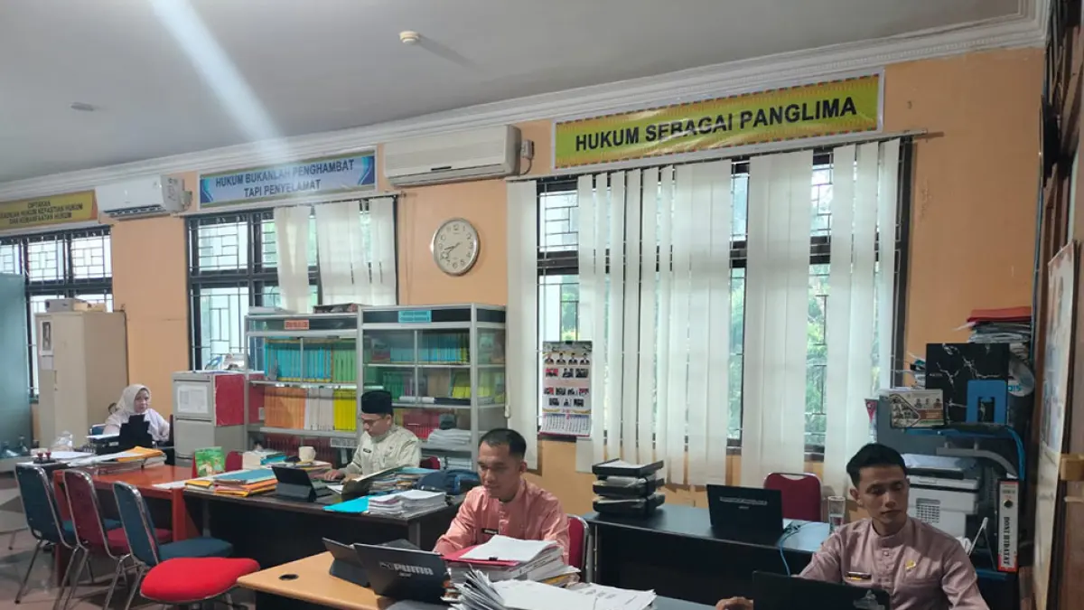 Sejumlah pejabat eselon III, fungsional dan ASN di Bagian Hukum Sekretariat Daerah Rohul tetap masuk kerja di saat penerapan WFH, Jumat (10/4/2026).&nbsp;(Dinas Kominfo Rohul Untuk Riau Pos)

