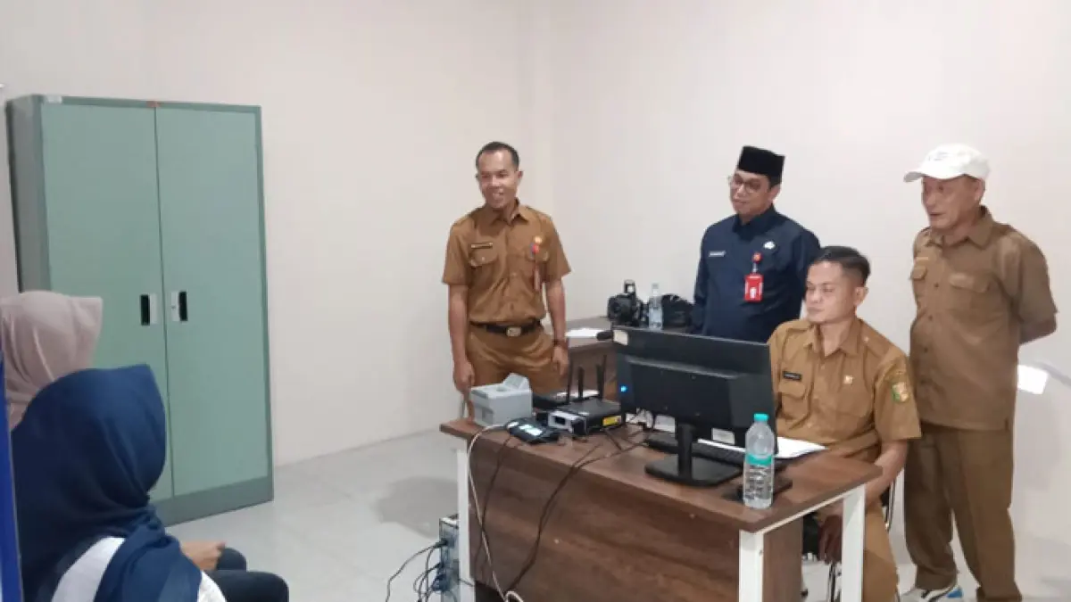 Sekda Kuansing Zulkarnain ST MSi didampingi Kadisdukcapil Mahviyen Trikon Putra dan Kadis DMPTSP Erdiansyah, meninjau perekaman KTP elektronik di MPP Kuansing, Senin (13/4/2026). (Desriandi Candra/Riaupos.co) 