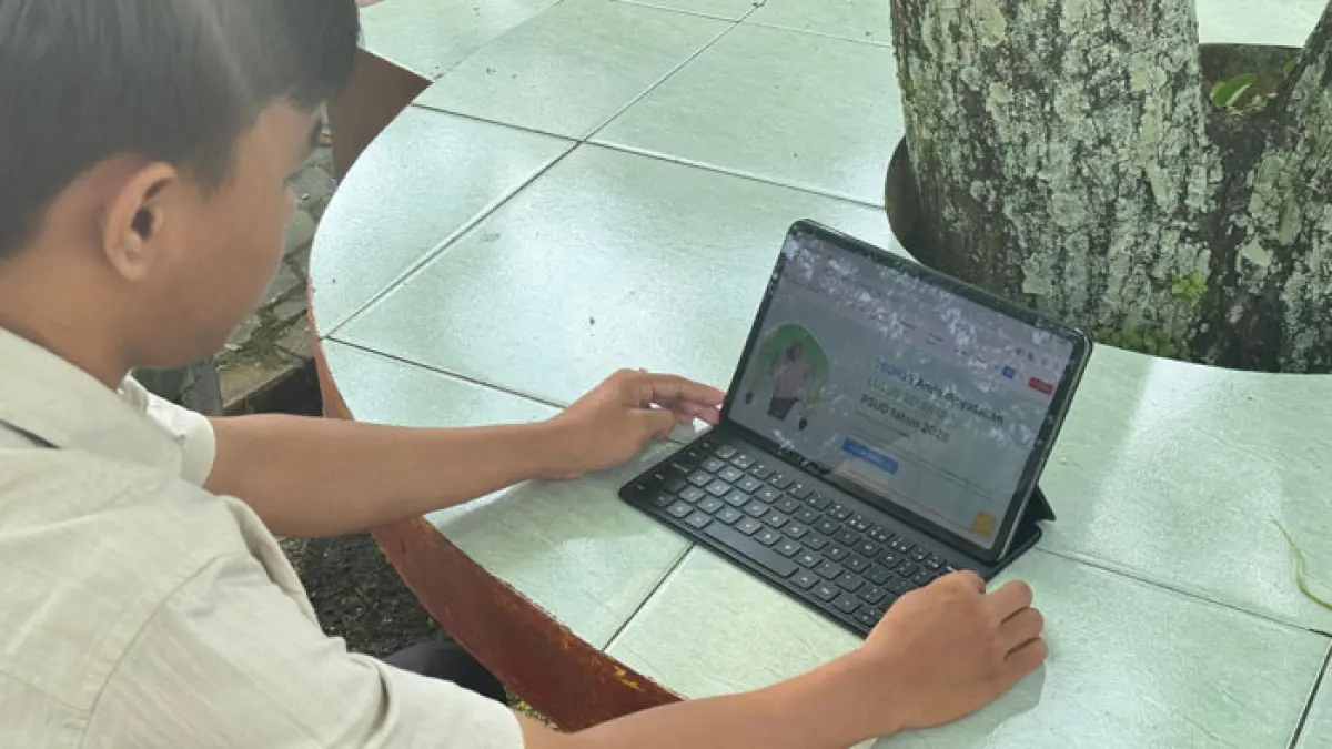 Seorang calon mahasiswa baru melihat hasil pengumuman kelulusan Penjaringan Siswa Unggul Daerah (PSUD) Politeknik Caltex Riau, baru-baru ini. (PCR untuk Riaupos.co)