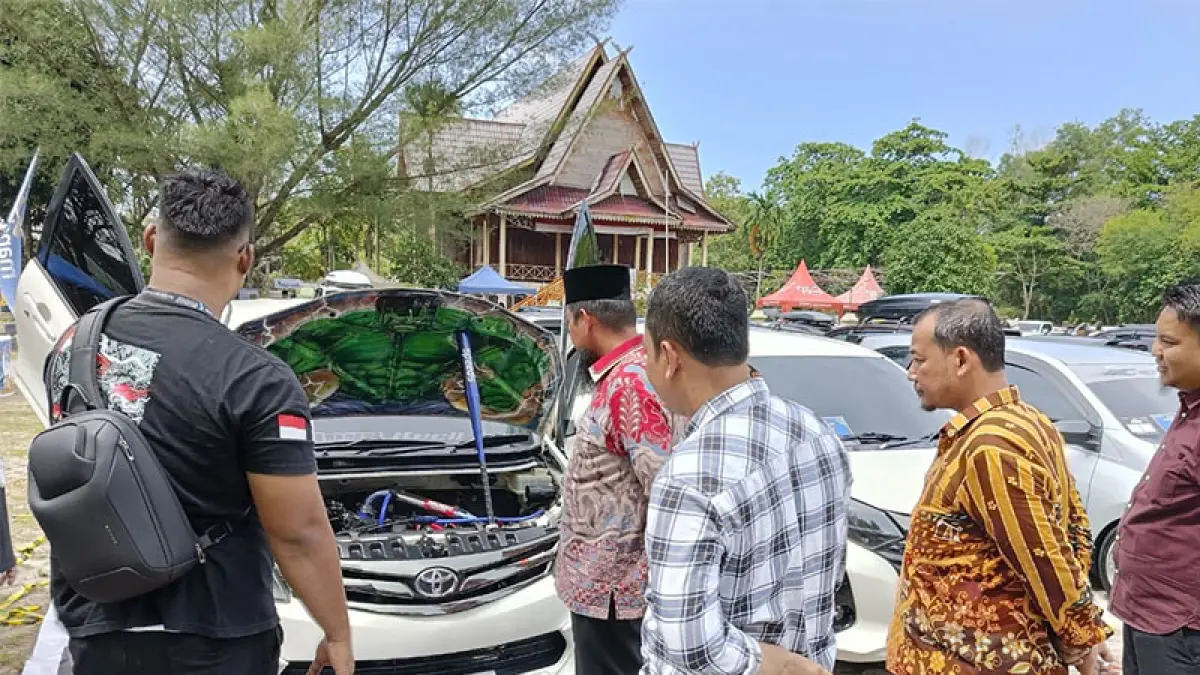 Staf Ahli Bupati Bengkalis Andris Wasono meninjau kendaraan peserta pada ajang Bermasa Automodified se-Sumatera di Mandau, Ahad (12/4/2026). (ISTIMEWA)
