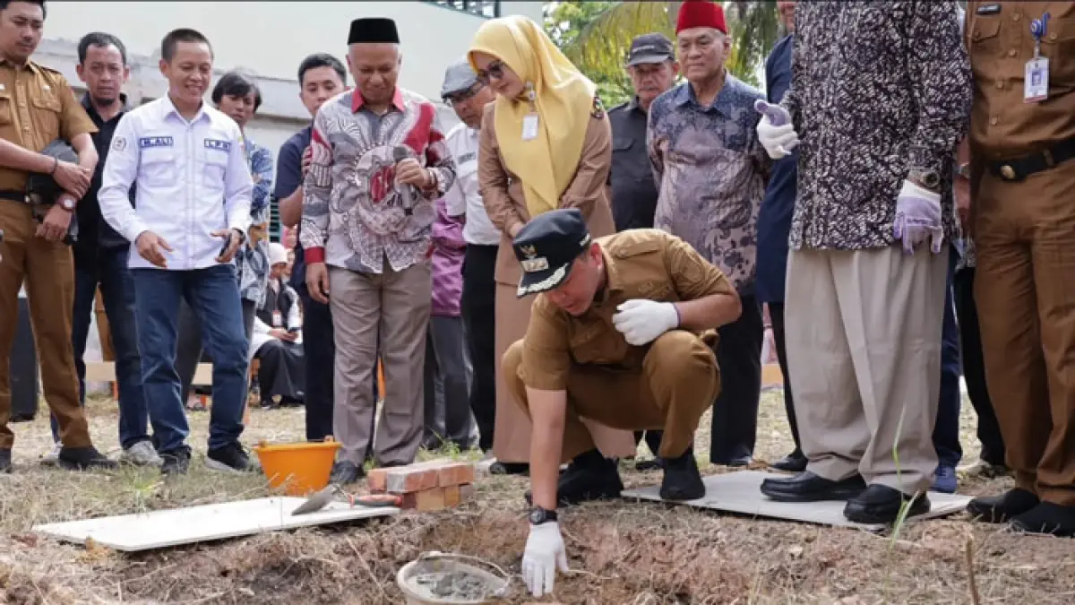Wako Pekanbaru Agung Nugroho didampingi pengurus Yayasan Paripurna Al-Furqon Beringin Indah melakukan peletakan batu pertama pembangunan Gedung Tahfidz Al Furqon, Senin (13/4/2026). (Istimewa)