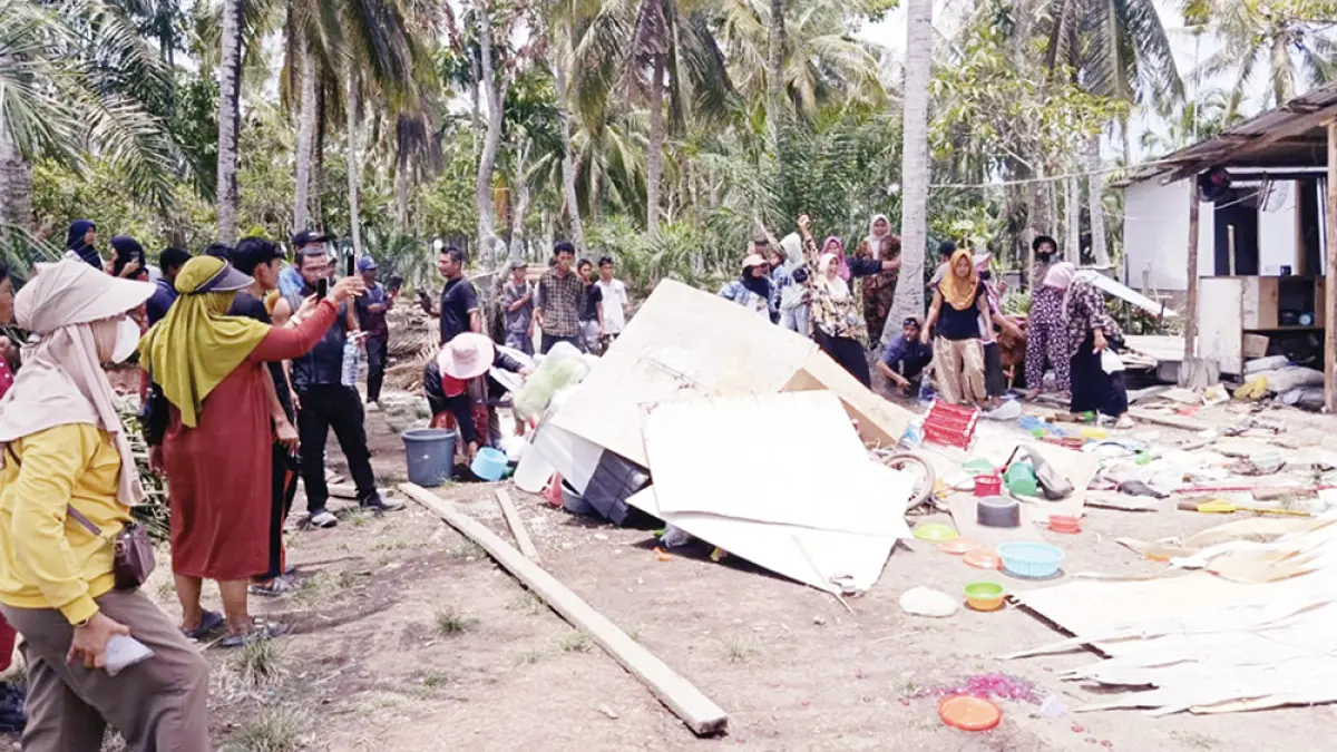 Warga yang didominasi emak-emak mem­bakar barang-barang milik yang mereka duga pengedar narkoba di Kepenghuluan Palika, Keca­matan Palika, Kabupaten Rokan Hilir, Ahad (12/4/2026).&nbsp;(Kepenghuluan Palika untuk Riau Pos)