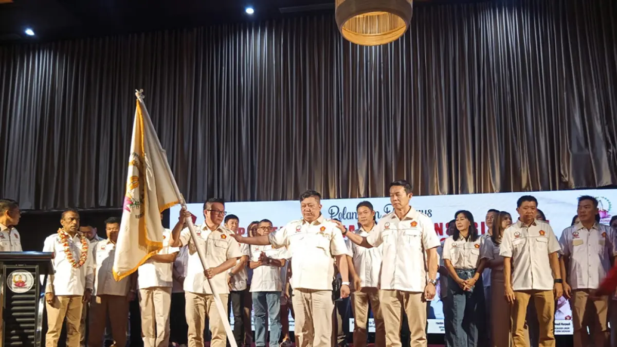 Ketua Gema Sadhana Harvianto (kiri) didampingi Ketua DPC Gema Sadhana Pekanbaru Nata Hedy Nyo SE SH MH (tengah)  dan Ketua DPC Gema Sadhana Siak Efendi (kanan) mengibarkan bendera Gema Sadhana usai dilantik bersama, Sabtu (11/4/2026). (Gema sadhana untuk riau pos)