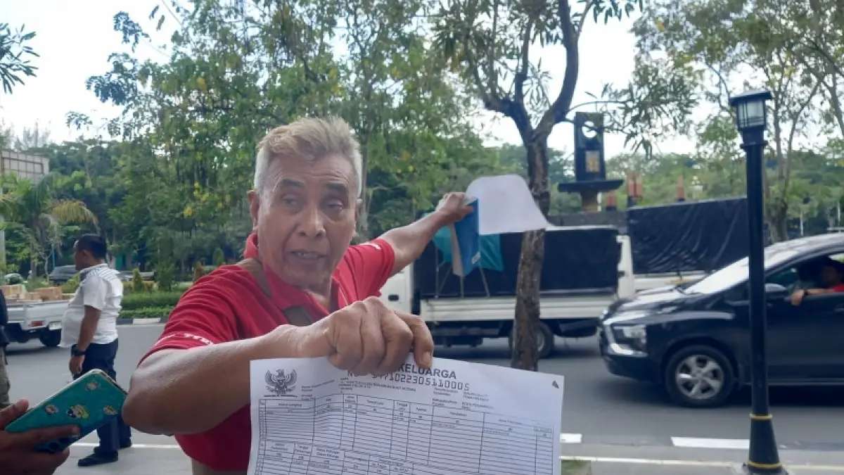 Aksi nekat seorang lansia di jantung Kota Pekanbaru yang mengklaim tidak pernah menerima bansos sejak 2019, (Joko Susilo/Riaupos.co)