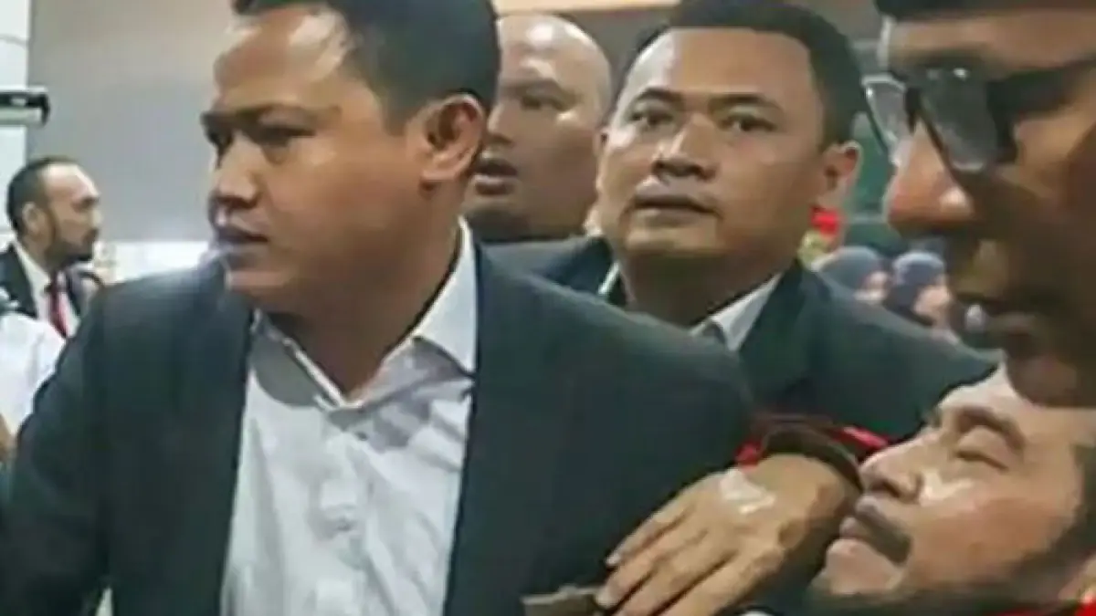 Anwar Usman pingsan ketika mengikuti prosesi wisuda Purnabakti sebagai hakim MK di gedung Mahkamah Konstitusi (MK) Jakarta, Senin (13/4/2026). (Tagkapan layar Youtube)