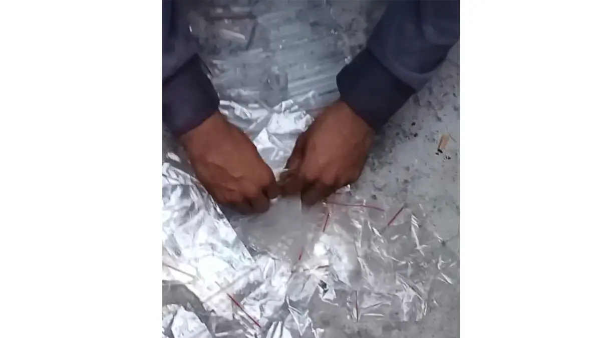  Barang bukti yang diduga narkoba ditemukan warga saat aksi unjuk rasa di Panipahan, Kecamatan Pasir Limau Kapas, Jumat (10/4/2026). (Tangkapan layar video warga)