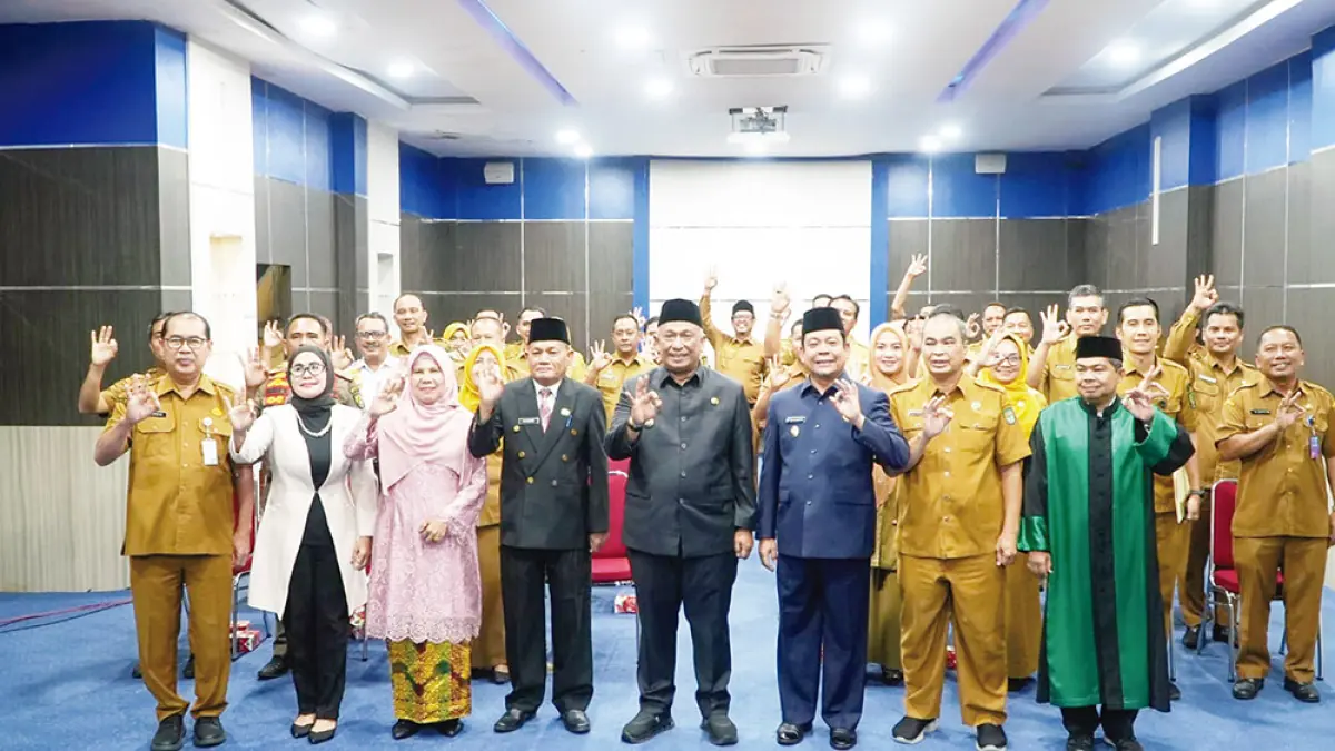 Bupati Rohul Anton ST MM bersama Wabup H Syafaruddin Poti SH MM, Ketua DPRD Rohul Hj Sumiartini foto bersama usai melantik Pj Sekda Rohul Drs H Yusmar MSi di aula lantai 3 Kantor Bupati, Senin (13/4/2026). (Diskominfo Rohul untuk Riau Pos)
