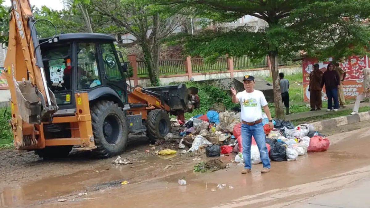 Camat Kuantan Tengah Eka Putra turun memimpin pembersihan tumpukan sampah di Pasar Modern Teluk Kuantan dan beberapa titik lainnya di Kecamatan Kuantan Tengah, Selasa (14/4/2026). (Desriandi Candra/Riaupos.co)