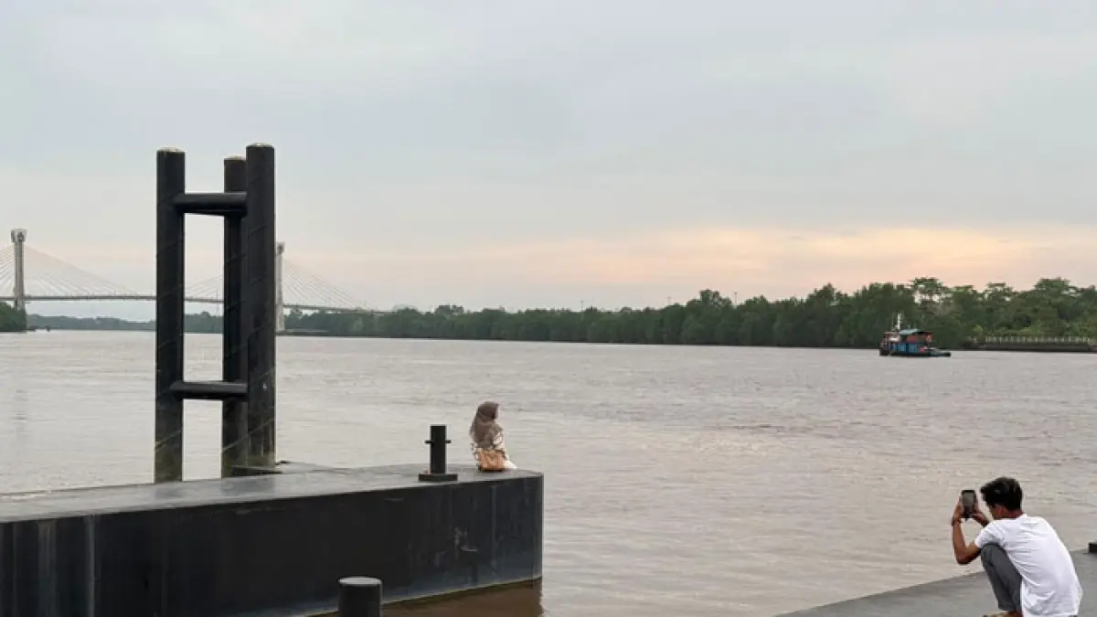 Dermaga berlatar Jembatan TASL di kawasan Sungai Betung, Kelurahan Kampung Rempak, Kecamatan Siak, menjadi spot baru untuk berfoto di Kota Siak, Senin (13/4/2026). (Istimewa)