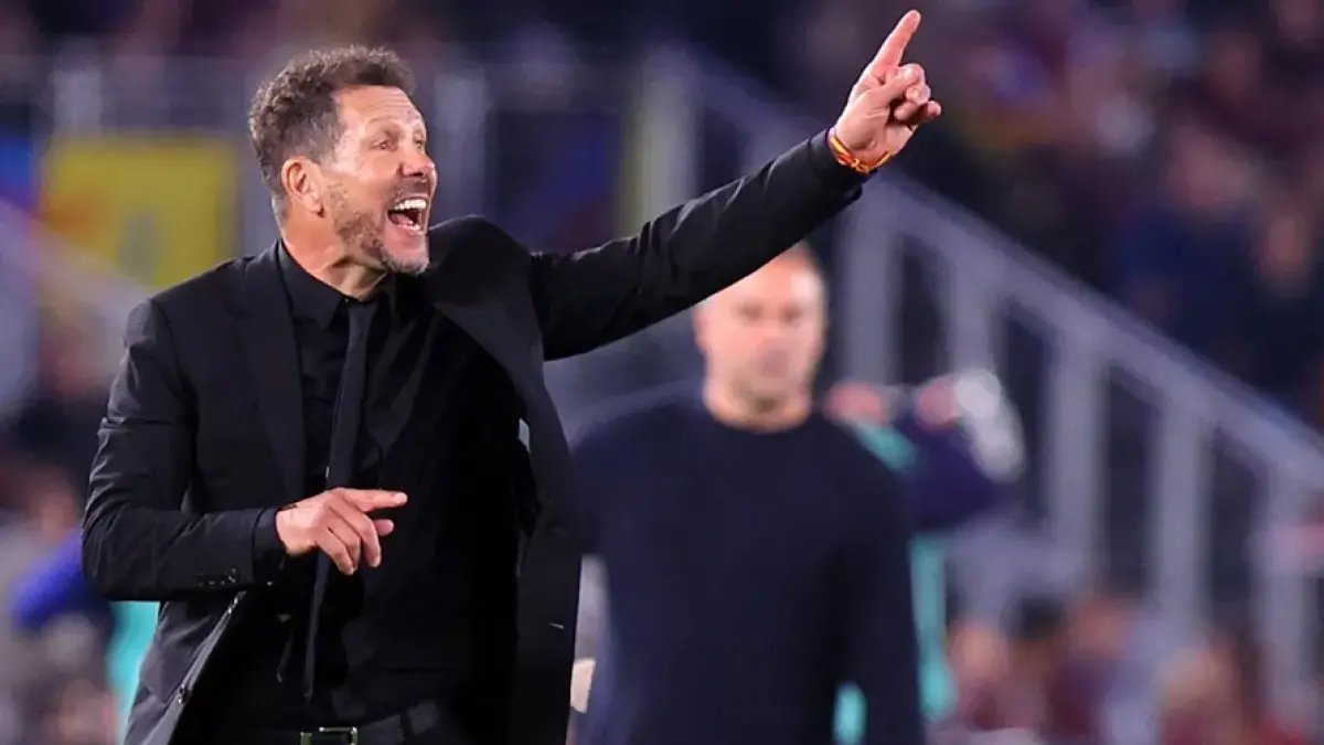 Entrenador Atletico Madrid Diego Simeone selangkah lagi menjadi penjegal FC Barcelona untuk kali kedua musim ini. Setelah semifinal Copa del Rey, juga perempat final Liga Champions. (JUSTIN TALLIS/AFP)