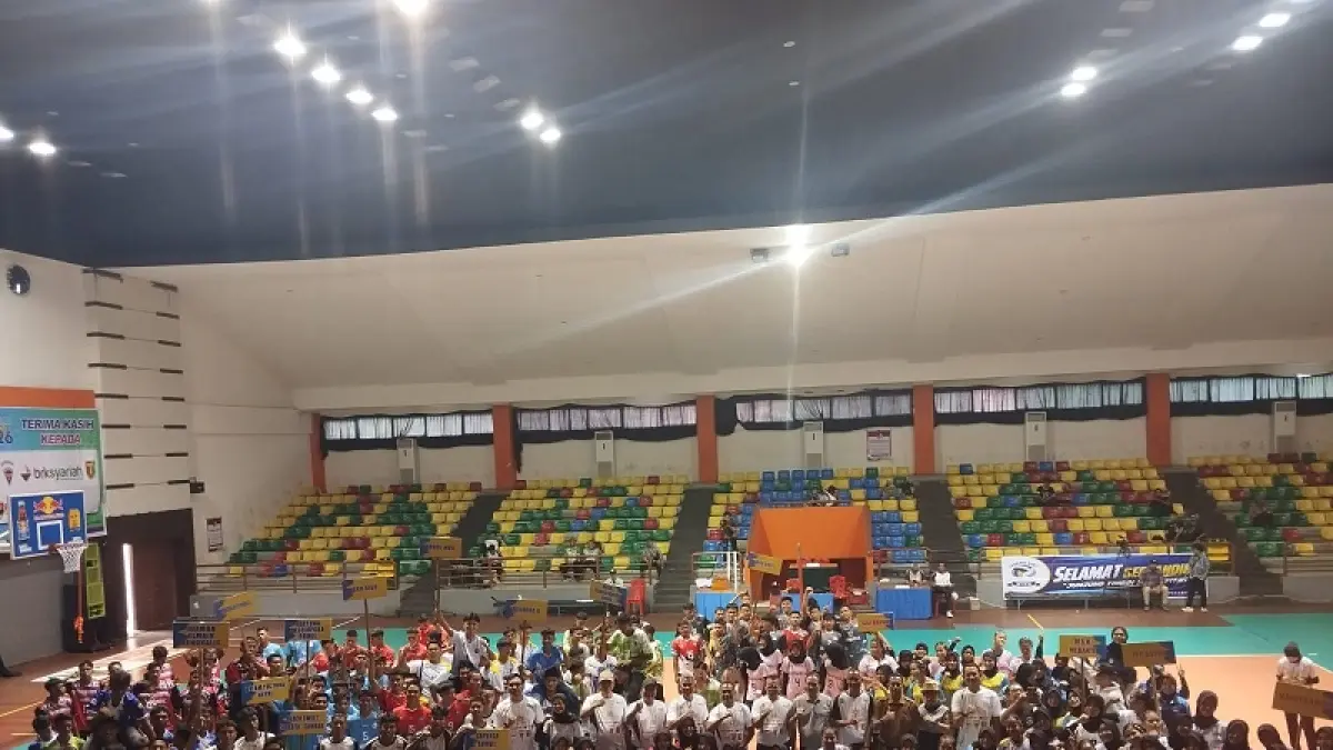 Foto bersama atlet pada pembukaan Kejuaraan Bola Voli Anjungan Fest Kelompok Umur (K.U) 17 se-Sumatera yang resmi digelar di GOR Tribuana Pekanbaru, Selasa (14/4/2026). (Dofi Iskandar/Riaupos.co)