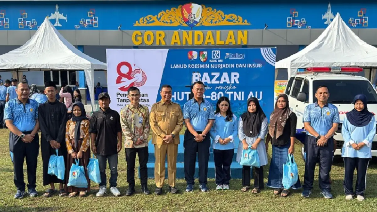 Foto bersama pihak BRI dengan Lanud Roesmin Nurjadin Pekanbaru usai penyerahan simbolis bantuan, Selasa (14/4/2026). (Humas BRI)