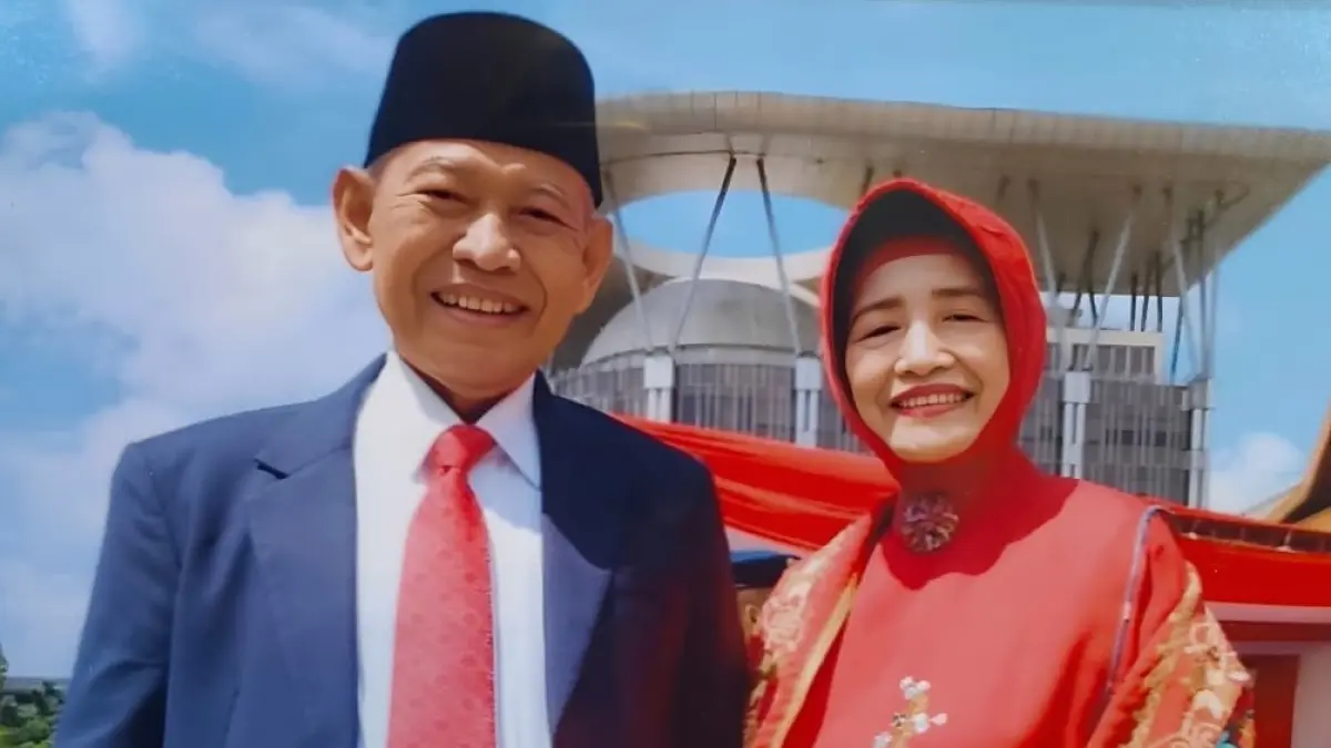 Gubernur Riau periode 1998–2003 Brigjen TNI (Purn) H Saleh Djasit bersama sang istri Magdalena. (Istimewa) 