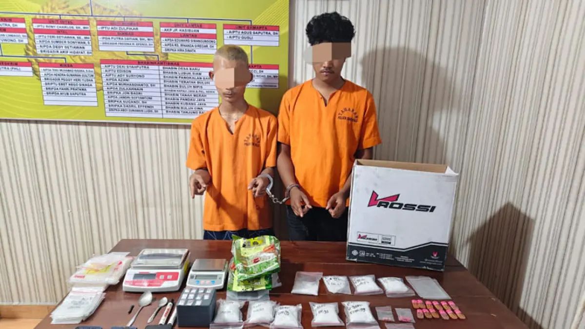 Jajaran Polsek Siak Hulu menangkap dua pria berinisial FE (19) dan AD (19), warga Desa Teratak Buluh, Kecamatan Siak Hulu, Kabupaten Kampar, Ahad (12/4/2026) malam. (Humas Polres Kampar untuk Riaupos.co)
