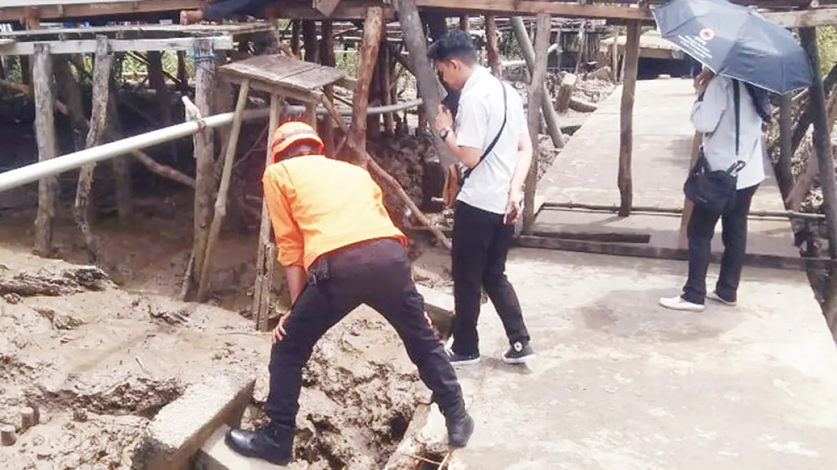 Jalan Penunjang Kampung Baru, Desa Tanah Merah, Kecamatan Tanah Merah, Kabupaten Inhil amblas akibat terkikis air pasang surut, baru-baru ini. (WARGA)