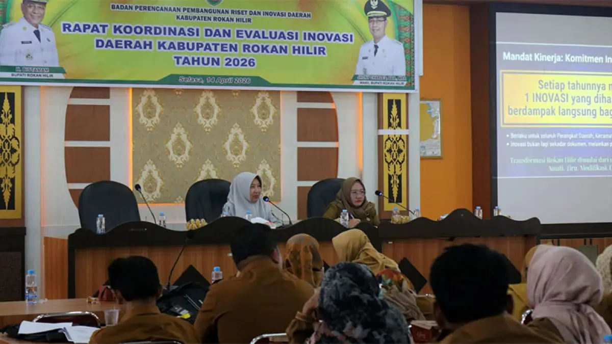 Kabid Riset dan Inovasi Daerah Delta Norantika saat rakor dan evaluasi di Bagansiapiapi, Selasa (14/4/2026). (Foto Zulfadhli).