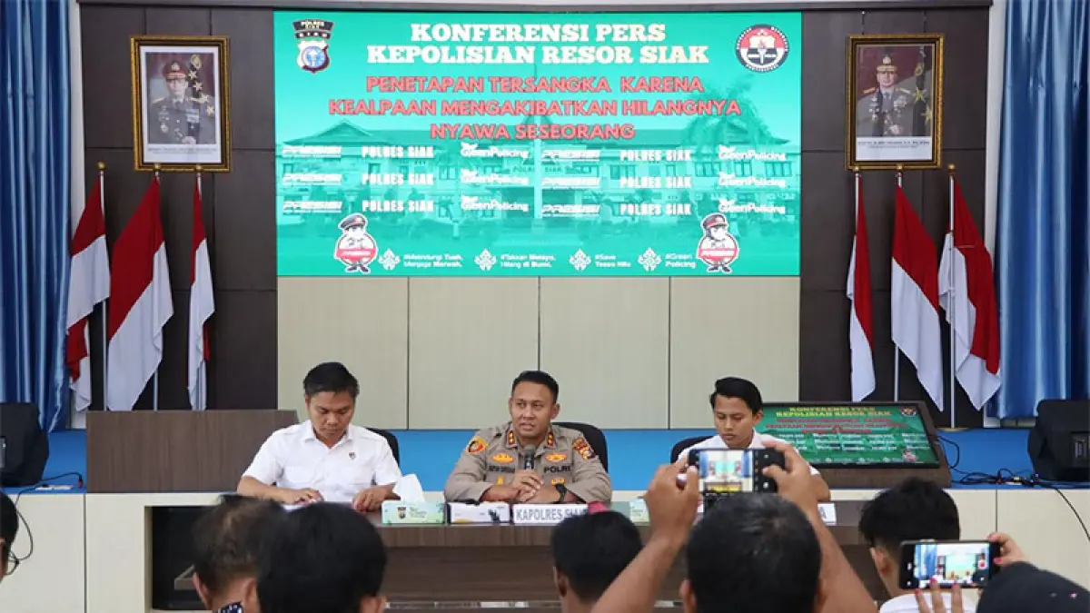 Kapolres Siak AKBP Sepuh Ade Insyam Siregar bersama Kasat Reskrim AKP Dr Raja Kosmis SH MH dan Kanit PPA Ipda Andreas Silaban Strk, memberikan penjelasan dalam konferensi pers penetapan tersangka di Mapolres Siak, Selasa (14/4/2026). (ISTIMEWA)