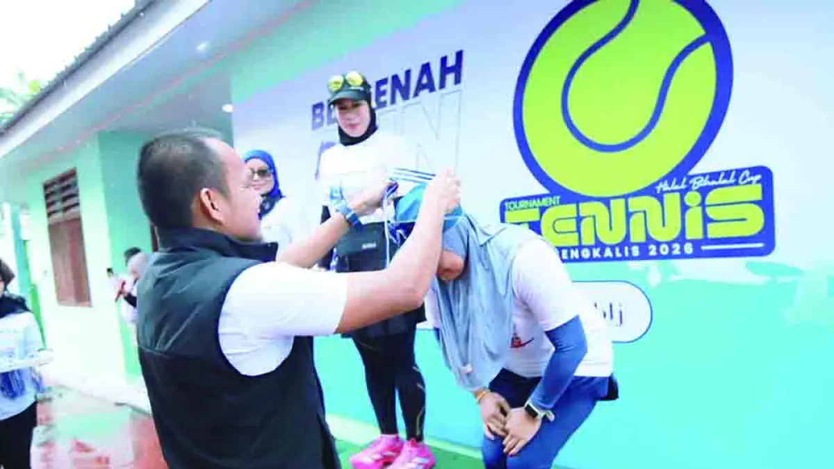 Ketua Komisi I DPRD Riau Nur Azmi Hasyim mengalungkan medali kepada peserta “Berbenah Run 5 K” yang digelar di Lapangan Batu Ampar, Bengkalis. (HUMAS DPRD RIAU UNTUK RIAU POS)