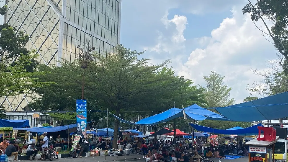 Massa aksi tolak relokasi dari TNTN masih bertahan di tenda yang dibangun di samping kantor gubernur Riau, Selasa (14/4/2026). (Soleh Saoutra/Riaupos.co)