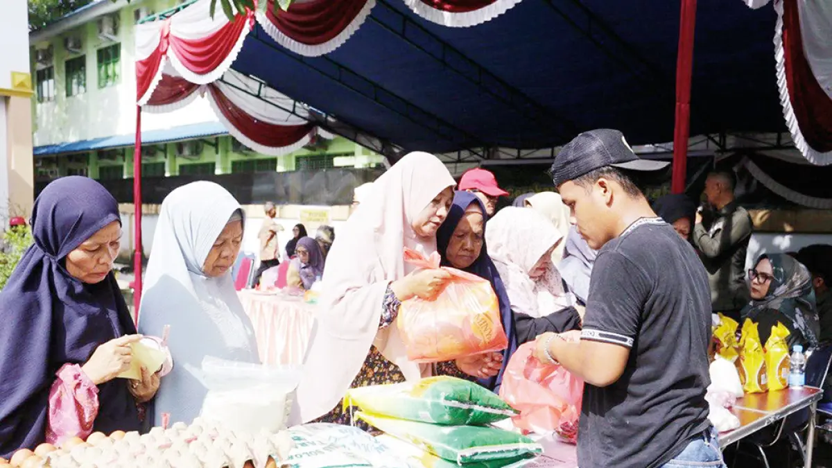 Masyarakat mengunjungi pasar murah yang dilaksanakan Pemprov Riau di Kelurahan Delima, Kecamatan Binawidya, Pekanbaru, belum lama ini. (Diskominfo Riau)