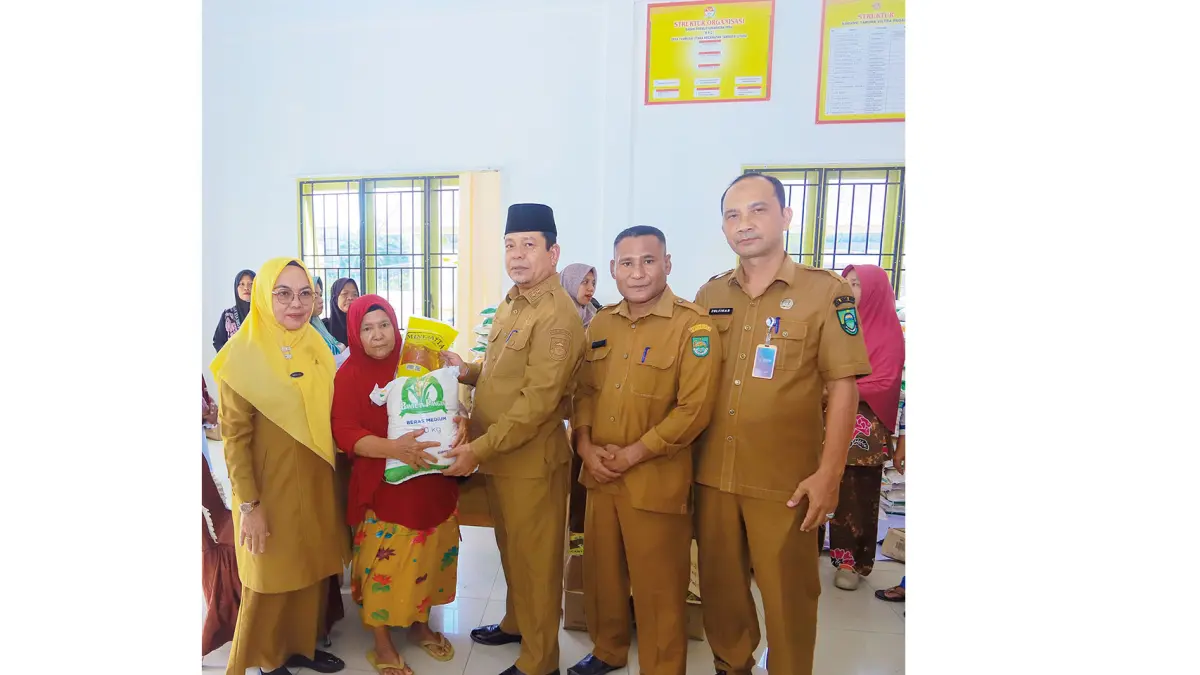 Wabup Rohul H Syafaruddin Poti SH MM menyerahkan secara simbolis bantuan bahan pangan periode Februari-Maret 2026 kepada perwakilan penerima saat melakukan monitoring penyaluran bahan pangan dari Bulog di Desa Tambusai Utara, Kecamatan Tambusai Utara, Senin (13/4/2026) siang. (Prokopim Setda Rohul untuk Riau Pos)