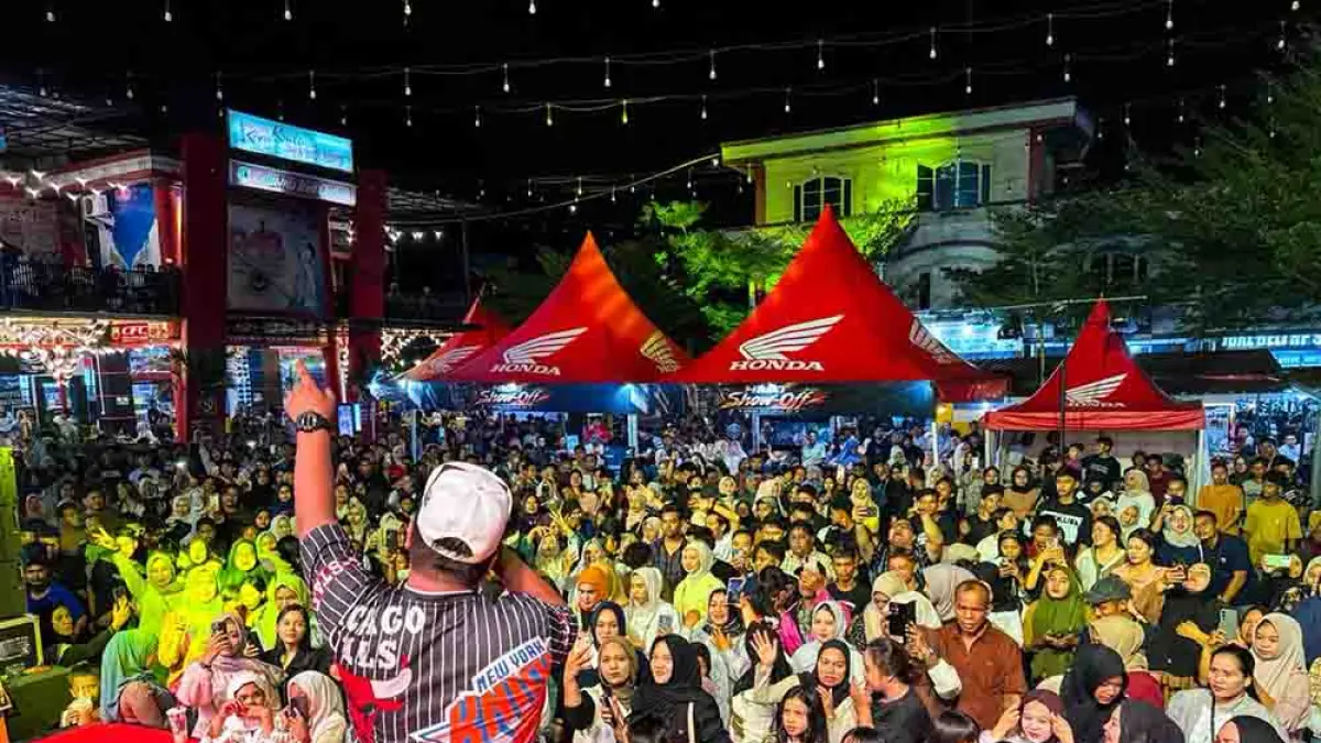 Penampilan musik yang menjadi rangkaian dari acara Heat Show-Off  Honda Exclusive AT Capella Dinamik Nusantara (CDN) Riau menghibur masyarakat Ujung Batu,  beberapa waktu lalu. (PT CDN UNTUK RIAU POS)