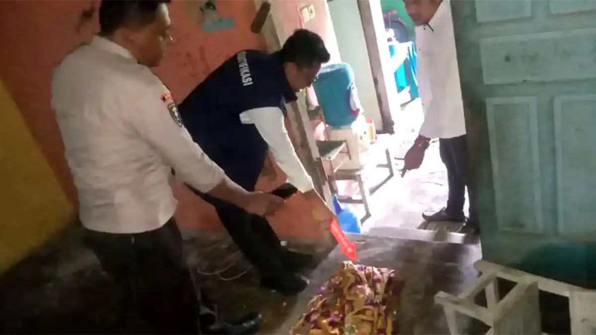 Personel Polres Pelalawan bersama Polsek Pangkalan Kerinci mengevakuasi jenazah RA yang ditemukan tewas tergantung di kusen pintu rumah kontrakannya, Senin (13/4/2026) sore kemarin. M Amin Amran
