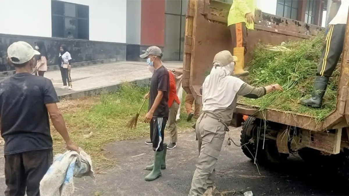 Personel Satpol PP dan Damkar goro membersihkan kantor dan gedung daerah Rohul, Selasa (14/4/2026). Foto Satpol PP dan Damkar Rohul untuk Riaupos.co