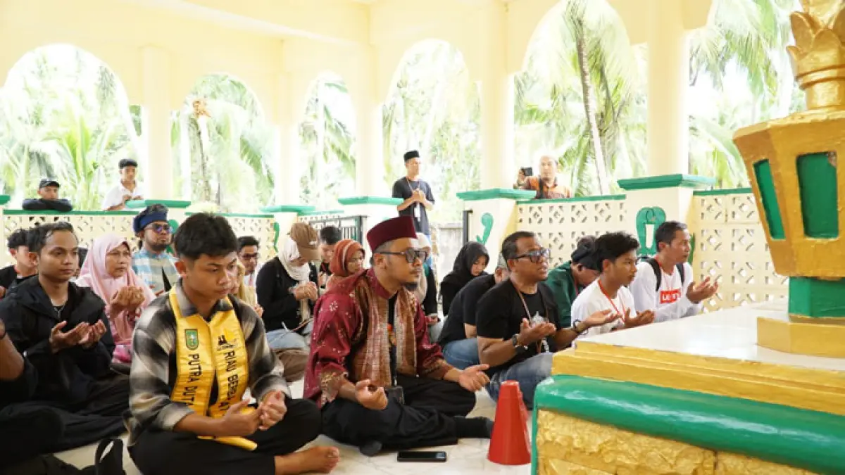 Peserta festival Budaya Bukit Batu melakukan ziarah ke makam Laksamana Raja Di Laut di Desa Bukit Batu, Bengkalis.(Istimewa)