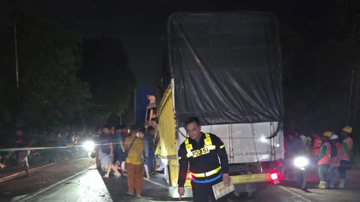 Polisi tengah melakukan olah TKP Kecelakaan lalu lintas terjadi di Jalan Yos Sudarso KM 16, tepatnya di depan PT Wira Nusa, Kecamatan Rumbai Barat, Kota Pekanbaru, pada Senin (13/4/2026) malam. (Satlantas Polresta Pekanbaru untuk Riaupos.co)